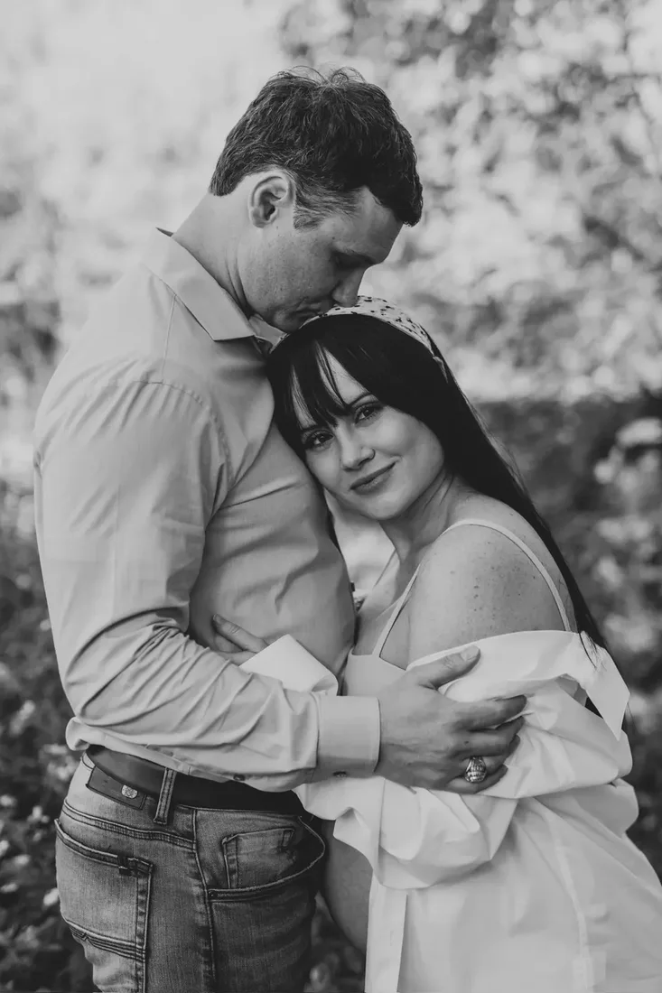 Maternity portrait, couple embracing, black and white